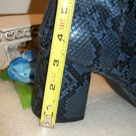 OLD NAVY Sz 10 NWOT Rear Zip Blue/Black Snakeskin Pattern Booties 3" Heel - Picture 14 of 15
